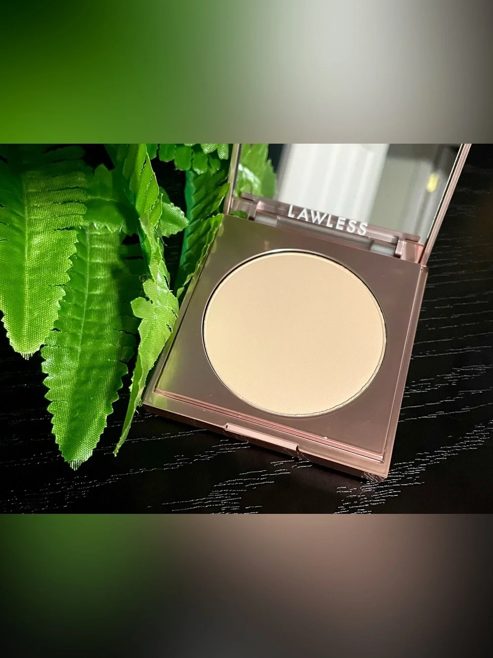Lawless Skin-Smoothing Perfecting Powder - Banannie